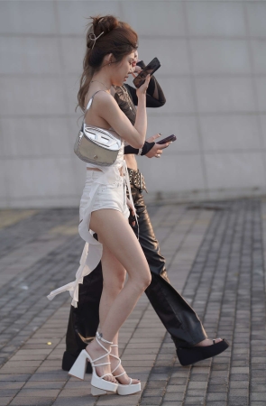 黑色热裤白色热裤美腿香肩