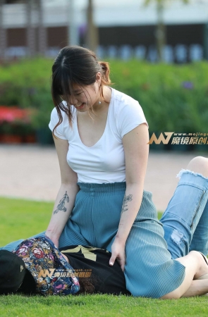 情侣嬉戏