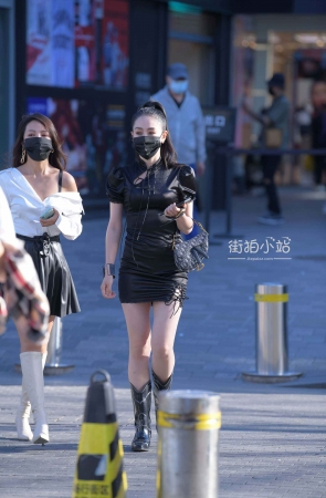 街拍黑色短裙少F