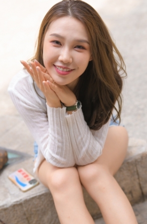 青春靓丽热裤女孩