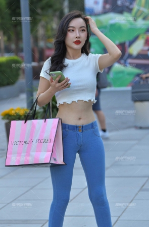 又见蜜桃紧牛小姐姐