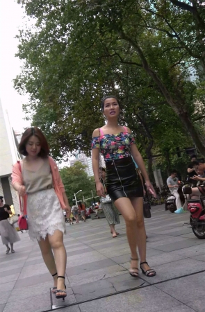 碎花吊带衫皮裙美女