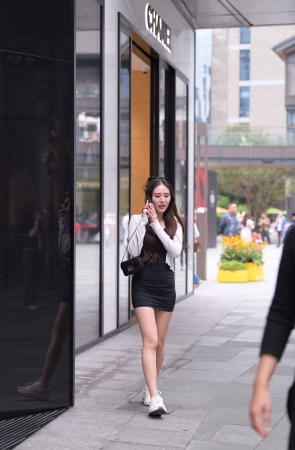 笑起来很甜美的小姐姐