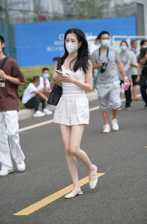 白皙小清新妹子