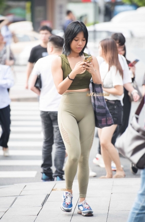 逛街的美女