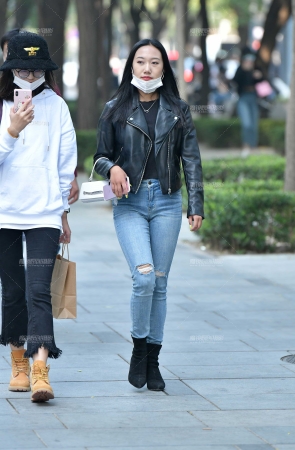 &高挑牛仔裤美女&