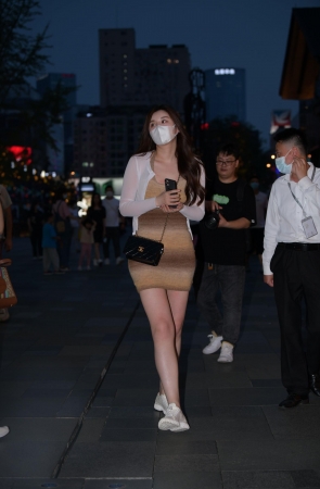 白皙美腿小姐姐