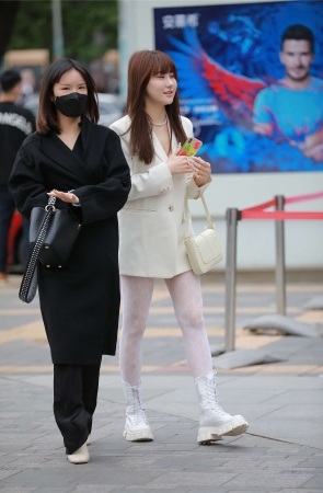 四九城嘎子街拍作品 - 白色蕾丝袜小美女