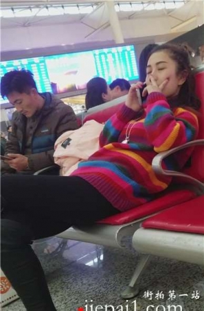 4k-车站长椅上葛优瘫的美腿女孩。