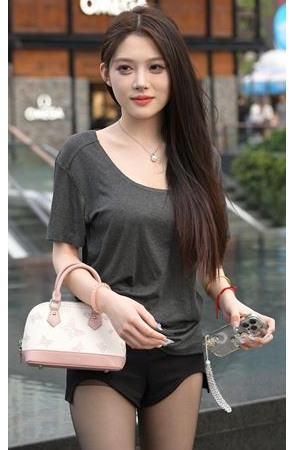 黑丝小美女(100P)