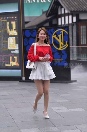 街拍红色露肩衣白短裙高跟美女