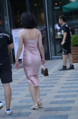 吊带紧身裙美女