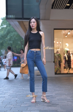 眼神酷酷的美女