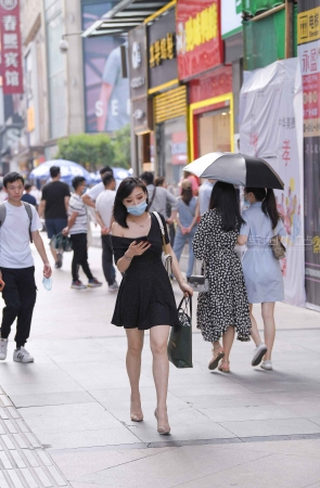 街拍金色高跟美女