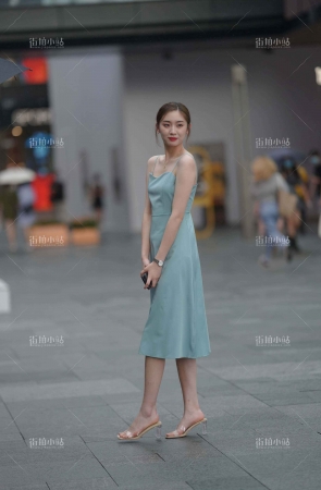 搭讪吊带裙美女