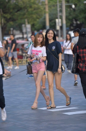 搭讪街拍白T恤粉色热裤长腿美眉