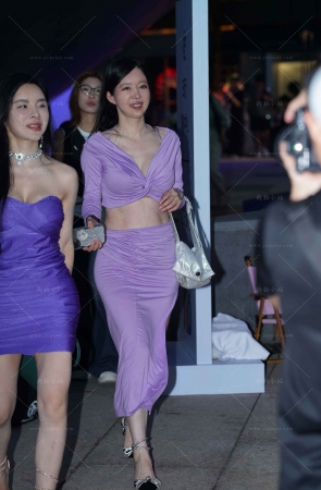 紫色裙韵味娇萋