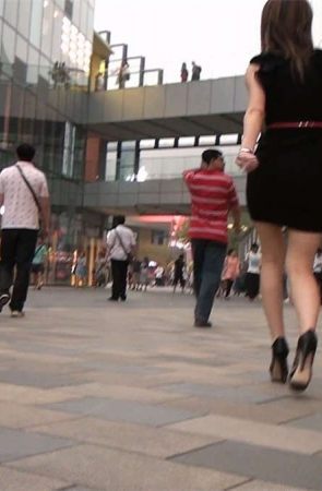 街拍高跟少妇紧身连衣裙