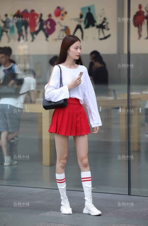 红色短裙美眉