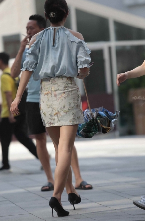 短裙街拍高跟少妇