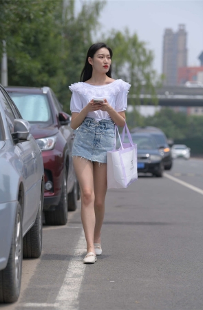一始街拍作品 做美甲的美女