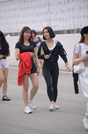 花色短裙黑色长裤