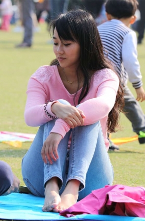 No1130 长发美女露脚，开始还有些拘谨，后来就放松了 第2套