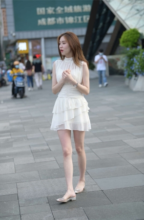 白色连衣裙女神