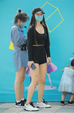 玻璃街拍作品 - 黑色热裤