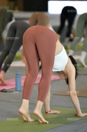 &双人舒展瑜伽美女