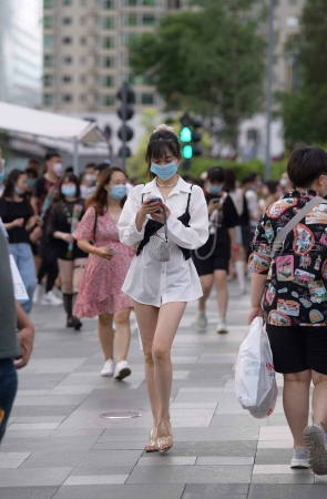 性感大长腿街拍美女