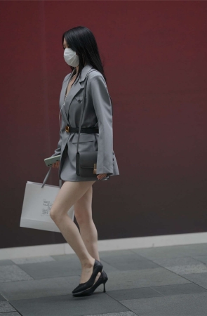 灰色西装美腿高跟