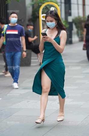 绿裙媚女人