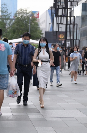 白色包臀裙美女