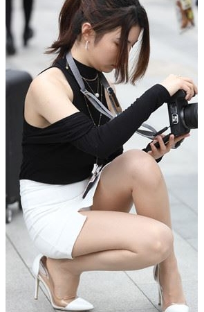 拍照的白裙美女【套图+视频】