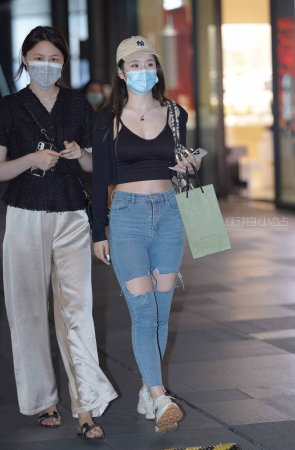 气质的破洞牛仔裤小姐姐