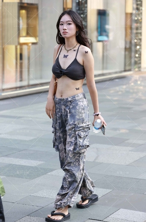 街拍大耳环小蛮腰美眉