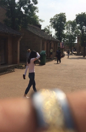街拍大赛第三季----翘臀七分牛仔裤