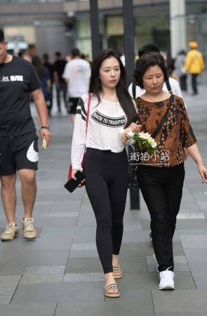 母女逛街