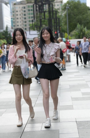 清秀脱俗，大白腿女生