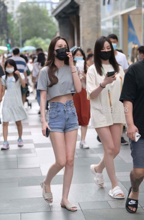 街拍热牛小姐姐