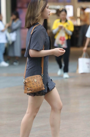 短裙细高跟妹子