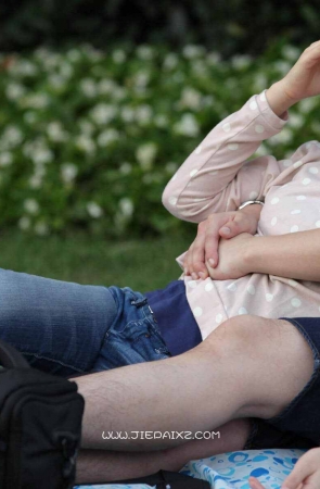 被男友搂在怀里的牛仔妹子