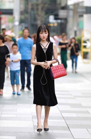 街拍黑色长裙高跟美女