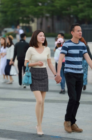 街拍肉丝袜米色高跟美女