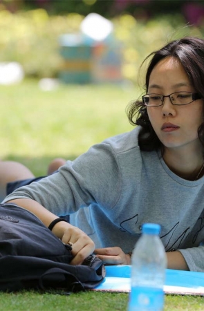 No645 知性少妇用一双长灰丝来展示她的气质