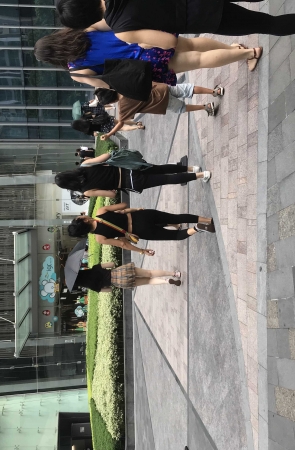 少妇黑色紧身裤