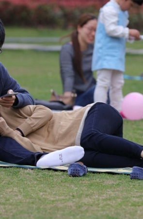 No758 文静女孩侧躺男友怀中，露出一双秀气干净的纤细小脚 第2套