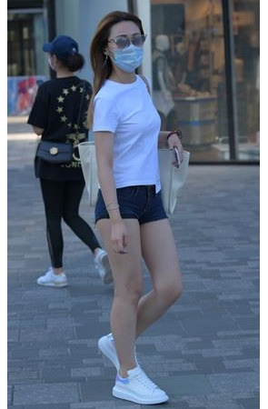 戴墨镜的热裤妹子(48P)