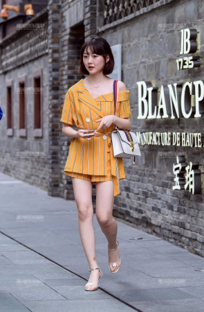 靓丽长腿美女！